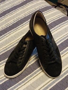 Vionic Mens Black Lace-Up Low-Top Sneakers with White Soles